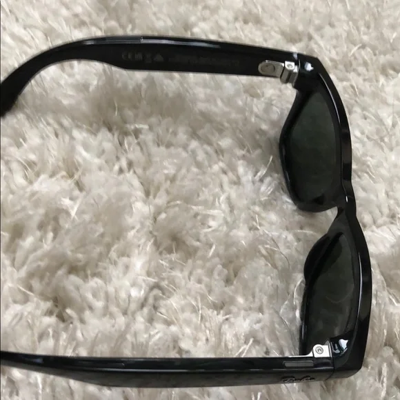 Ray-Ban Wayfarer Meta Smart Black Sunglasses with Brown Case - Picture 7 of 8